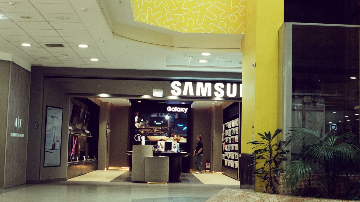 A Samsung Electronics store with its illuminated logo inside a shopping mall